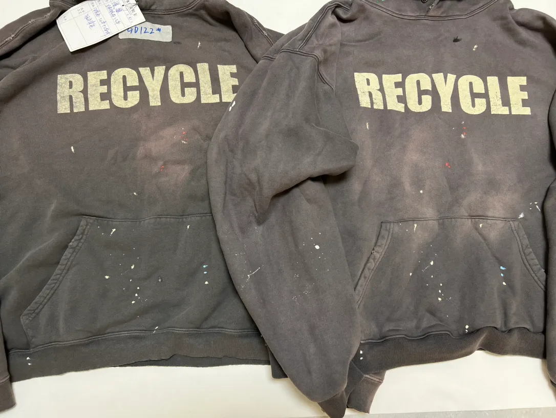 Proofing vs ZP GALLERY DEPT. 90'S RECYCLE HOODIE WASHED BLACK Recycled and distressed environmentally friendly slogan 90'S washed hoodie, washed black S-XL, ready-to-wear garments re-washed and dyed, multiple spots all over the body spray-faded, ribs cut, worn and distressed